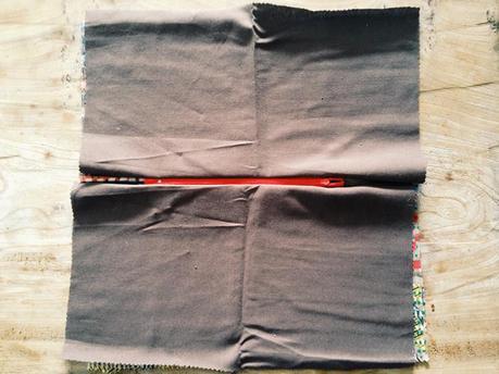 The World is a Kit, Make it! #4 :: Tutorials! sur l'envers vous obtenez à présent cela: 4 coupons de tissu de part et d'autres avec un zip au milieu!