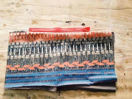 The World is a Kit, Make it! #4 :: Tutorials! vous obtenez alors une face de votre trousse! Renouvelez la même chose pour l'autre côté du zip!