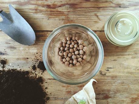 The World is a Kit, Make it! #4 :: Tutorials! Déposez à l'intérieur du bocal les billes d'argile ...