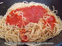 Carottes épicées à l'étouffée et spaghettis à la tomate
