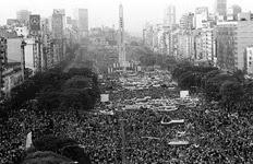 Les trente ans du retour de la démocratie vus par Página/12 et par Clarín [Actu]