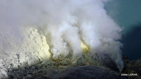 Au fond du cratère, on devine les mineurs minuscules, qui respirent des vapeurs nocives...