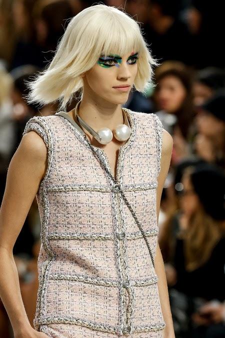L'objet de la saison prochaine : Le collier perle façon casque audio Chanel...