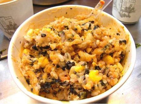 A gauche, une salle de cours d'institut privé.  A droite, le Cup-Bap