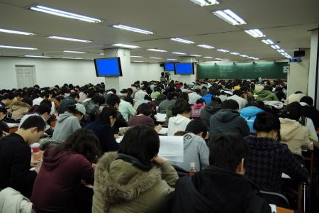 A gauche, une salle de cours d'institut privé.  A droite, le Cup-Bap