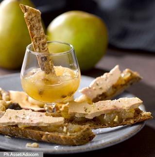 Toast de foie gras et sa compotée d’oignons roses et gelée de poires