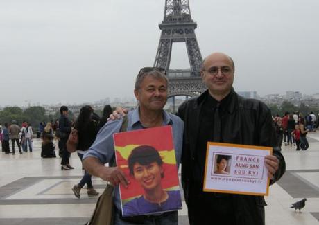 Départ du photographe et globe-trotter Alan Dub en mission en Birmanie  pour France Aung San Suu Kyi