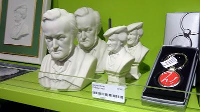 Wagnermania: kitsch wagnérien à l'office du tourisme de Bayreuth