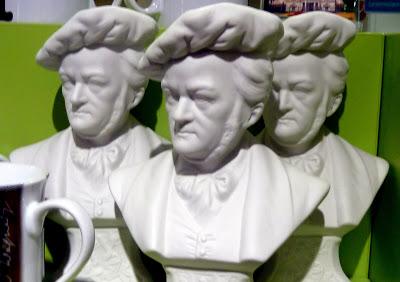 Wagnermania: kitsch wagnérien à l'office du tourisme de Bayreuth