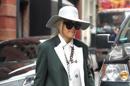 Rita Ora, rose pastel et collier chaine... A shopper !