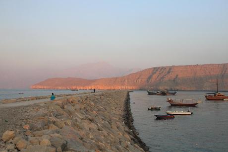 Le port de Khasab - et le ponton en pierre où j'ai tenté de passer la nuit. Sur la droite, le dhow (troisième bateau en partant du bas) sur lequel j'ai passé clandestinement la nuit. 