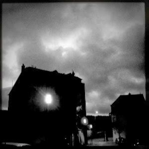 Doucement un monde s'écroule