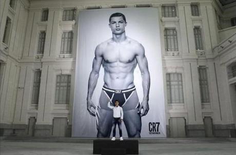 Ronaldo dévoile sa collection de slip