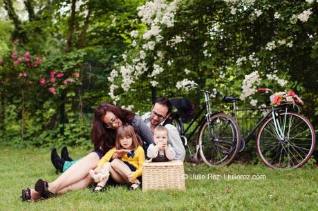 Notre séance photo famille en vélo rétro chic par Julie Roz’
