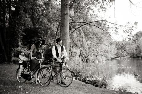 Notre séance photo famille en vélo rétro chic par Julie Roz’