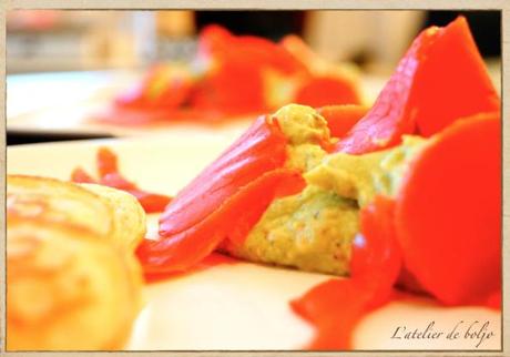 Crème d'avocat, saumon fumé et blinis 1