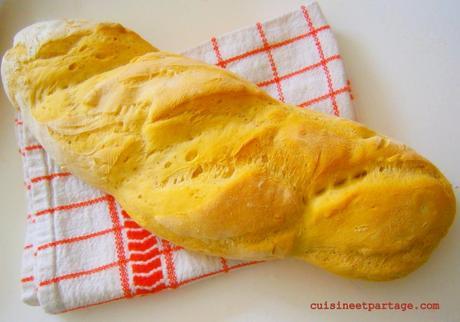 pain blanc à la main OLYMPUS DIGITAL CAMERA