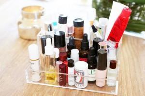 Astuces rangement pour vos produits de beauté plateau de cosmétiques