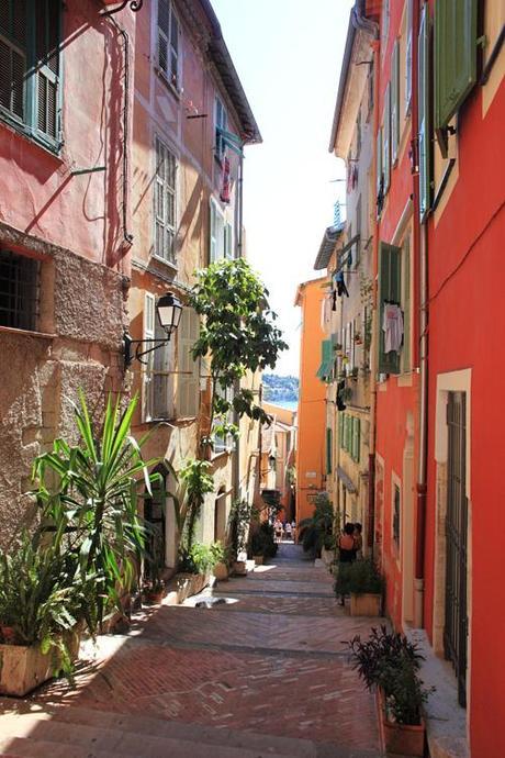 ruelles de Villefranche sur mer ~ Souvenirs de Côte d’Azur, images en vrac et bikini Divissima ~