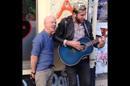 Jimmy Somerville : L'étonnante surprise de la star à un chanteur de rue
