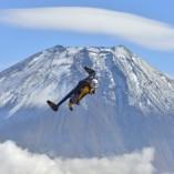 Jetman s’envoie en l’air au Mont Fuji