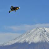 Jetman s’envoie en l’air au Mont Fuji