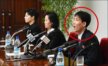 Kim Kwang-Ho tenant une conférence de presse en Corée du Nord en Janvier 2013