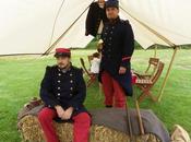 [Fouilloy]Des soldats bivouaquent avec costumes matériels militaires dans parc.