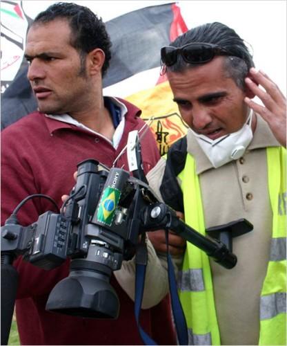 Emad Burnat (à droite) - 5 caméras brisées d’Emad Burnat et Guy Davidi - Borokoff / Blog de critique cinéma