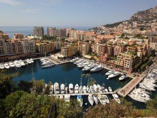 2012-08-Monaco-Fontvieille-01