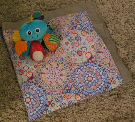 Un plaid de jeu aux couleurs chatoyantes