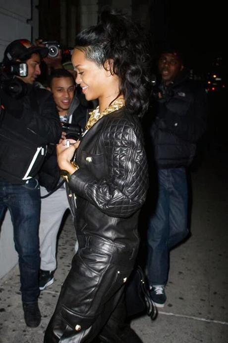 Rihanna dans les rues de New York en total look Balmain...
