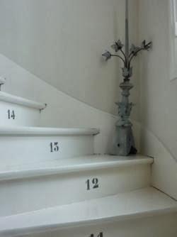 Parce qu' il n'est qu'un lieu de passage, l'escalier est ...