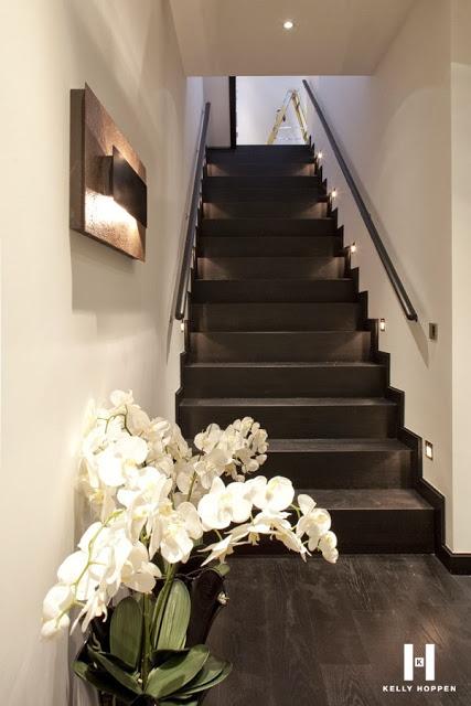 Parce qu' il n'est qu'un lieu de passage, l'escalier est ...