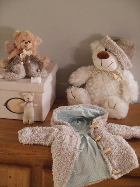 Chaussons, bonnet et manteau en laine teddy