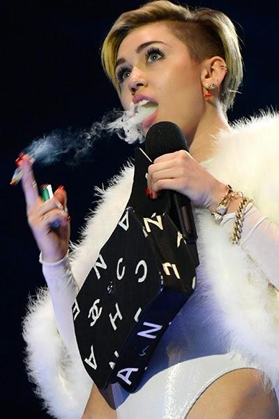Scandale : Miley Cyrus fume un joint sur la scène des MTV EMA 2013