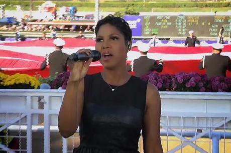 Toni Braxton a t-elle défoncé l'Hymne Américain ce week-end ? Réponse en vidéo !