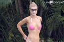 Joanna Krupa bikini dans jardin, bombe polonaise fait numéro