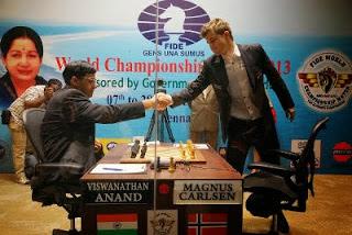 La poignée de main entre Anand et Carlsen lors de la 3e partie - Photo © site officiel
