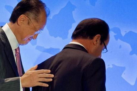 François Hollande épaulé par Jim Yong Kim, le président de la Banque mondiale. Est-ce de la compassion ?
