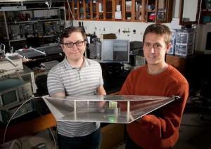 Les chercheurs posent avec leur antenne capable de récolter de l'électricité utilisable