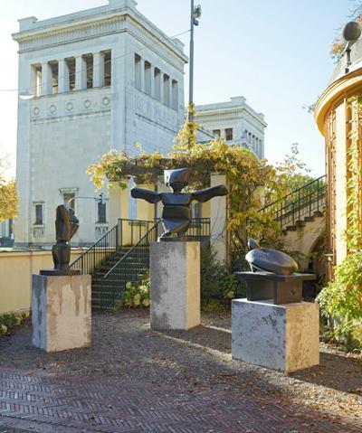 Trois sculptures de Max Ernst dans les jardins de la Maison Lenbach