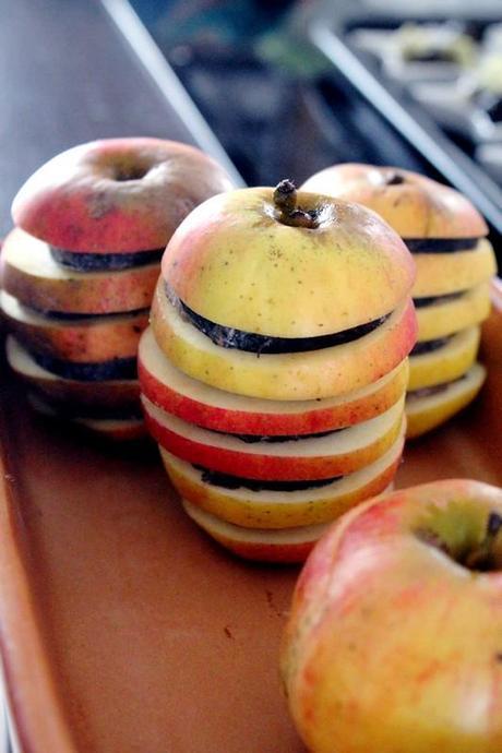 Mille feuilles de pommes cuites et andouille de Guémené, embeurrée de salade chicorée pain de sucre Cuisine de tous les jours