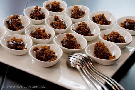 Quenelle au chocolat et émietté de spéculoos à la fleur de sel 