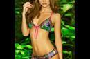 Xenia Deli bombe moldave exhibe courbes parfaites maillot bain