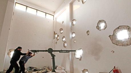 PÉTOIRE DE FORTUNE.En faction derrière leur canon fabriqué avec les moyens du bord, ces deux combattants de l'Armée syrienne libre guettent le passage de soldats loyalistes de Bachar el-Assad. Ici, à Raqqa, la grande ville du Nord, comme dans le reste du pays, la guerre civile s'enlise dans la violence quotidienne et l'absurdité. Pour les derniers habitants encore présents, la vie est un enfer. C'est à Raqqa que Nicolas Hénin, reporter, et Pierre Torres, photographe, ont été enlevés le 22 juin.