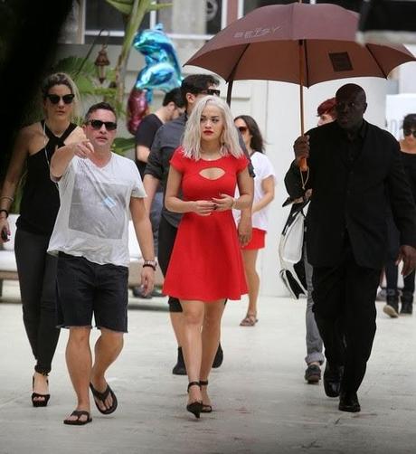 Rita Ora : les cheveux blancs pour un shoot photo à Miami