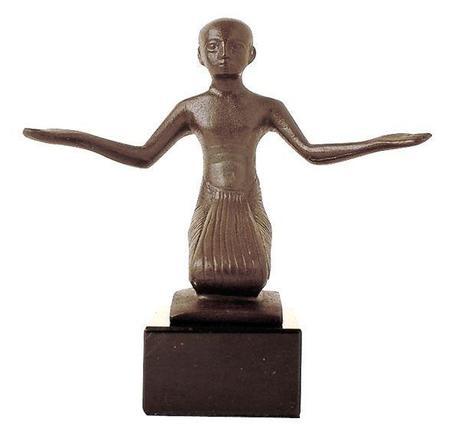 http://www.quirao.com/qimage/p/gde/p5/moulage-du-louvre-musee-rmn-statue-pretre-en-priere-egypte-bronze-ze000004.jpg