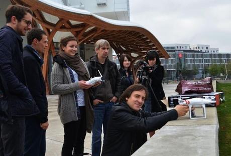 Séance d'initiation au drone journalisme pour les étudiants du master de webjournalisme de Metz, sous la houlette d'Arnaud Mercier (Photo : Aurélie Bazzara)