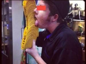 fast-food taco-bel l: il lèche les coquilles